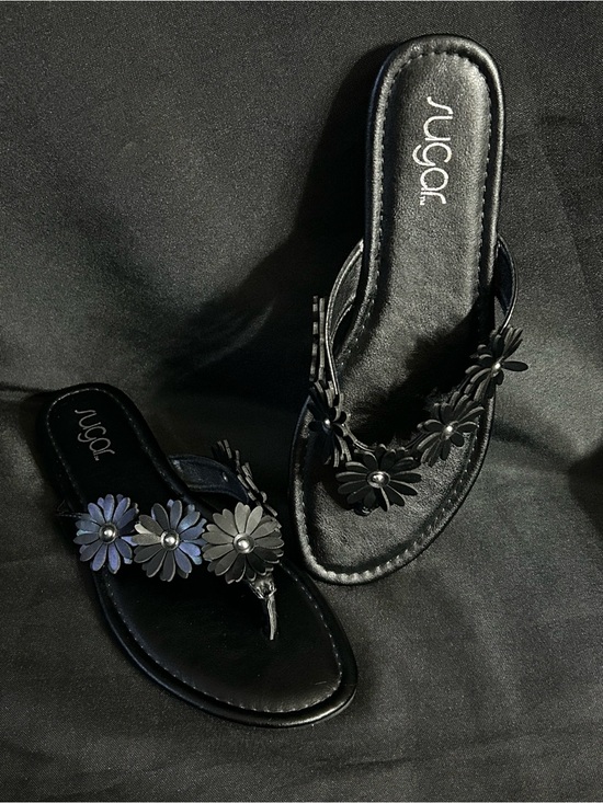 Sugar Shoes - Sugar Finesse Women’s Black Daisy Floral Thong Sandals SZ 9 BNIB